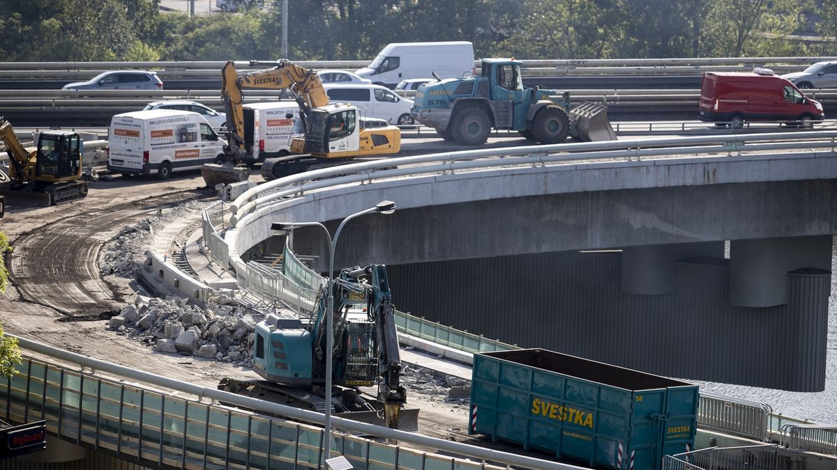 Oprava Barrandovského mostu nabrala téměř měsíční zpoždění
